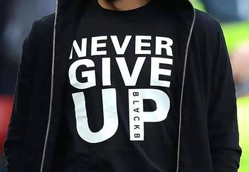 Niekada nepasiduokite marškinėliai Salah Barcelona 