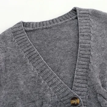 Trumpas stiliaus paaukštintu liemeniu plonas plastiko megztinis moterų 2020 m. pavasarį naujas single-breasted megzti megztinis twist maža striukė